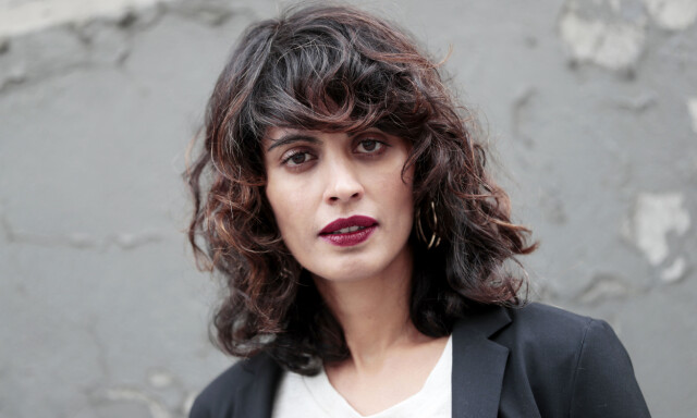 image: Filmskaper Iram Haq (41) ble sendt til Pakistan som ung jente mot sin vilje: - Dette må aldri skje mer